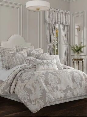 Queen New York Queensbury Comforter Set - King NEW